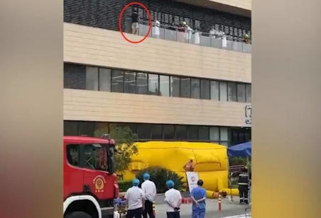 上海儿童医学中心男子跳楼